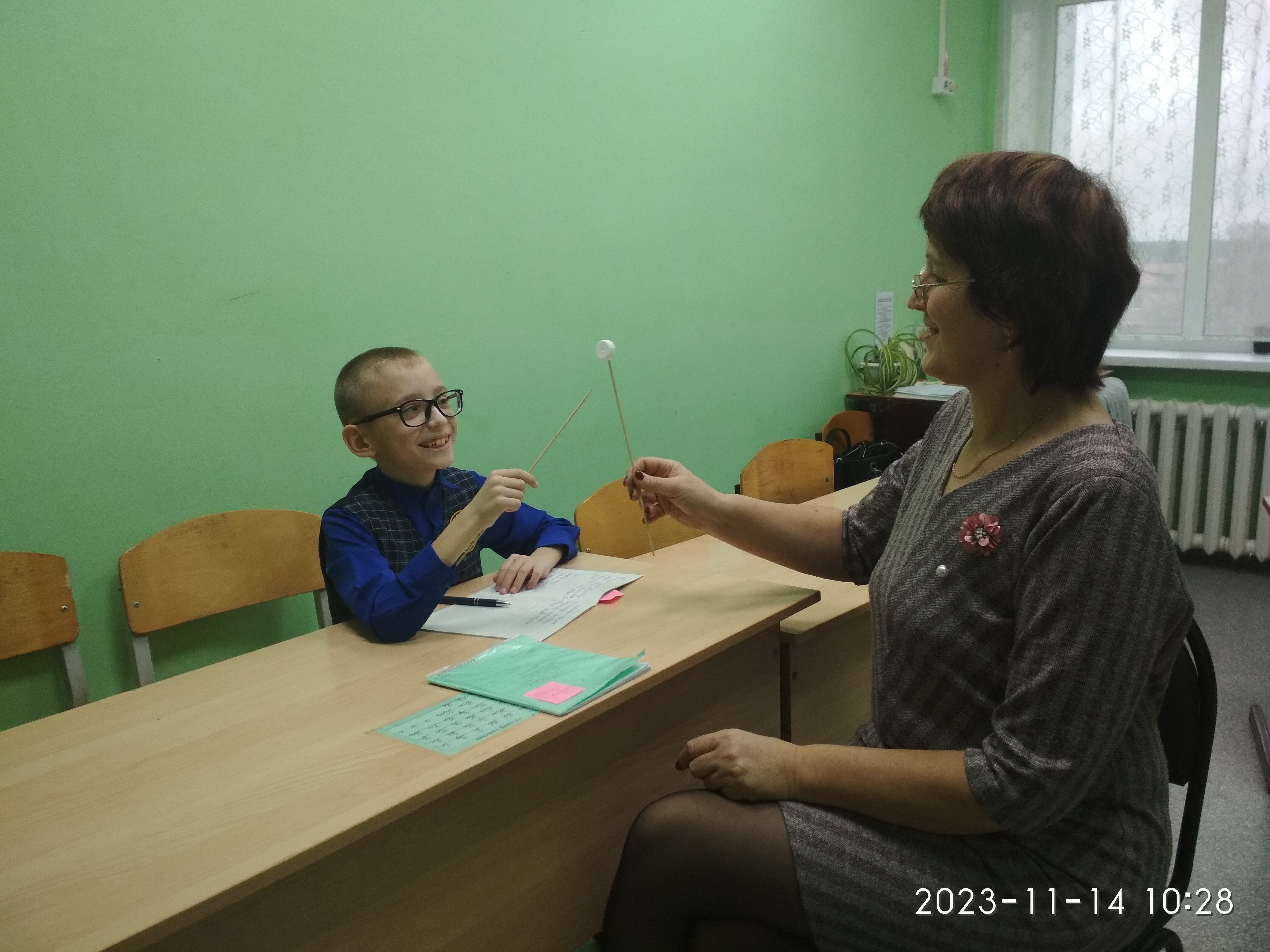В ходе дефектологического занятия, 2 класс.